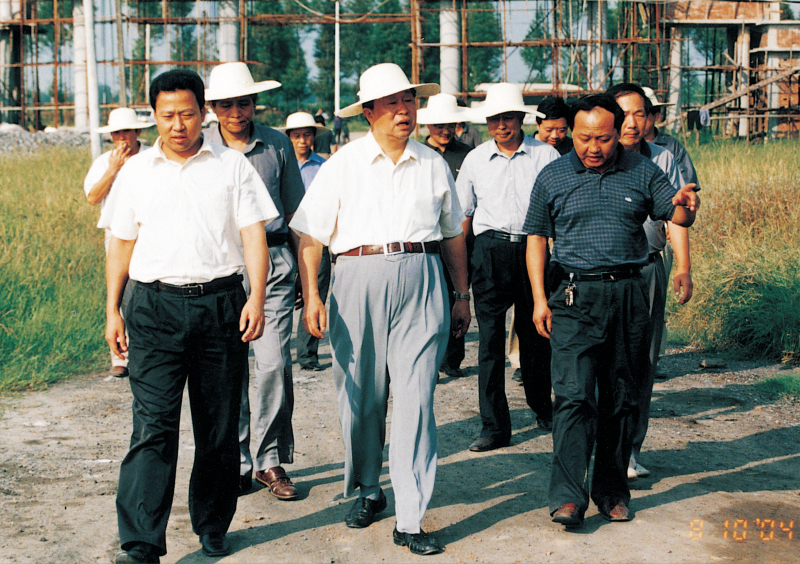 2004年8月10日，省政協(xié)主席王生鐵在市委書(shū)記劉雪榮的陪同下視察聚丙烯工程建設(shè)