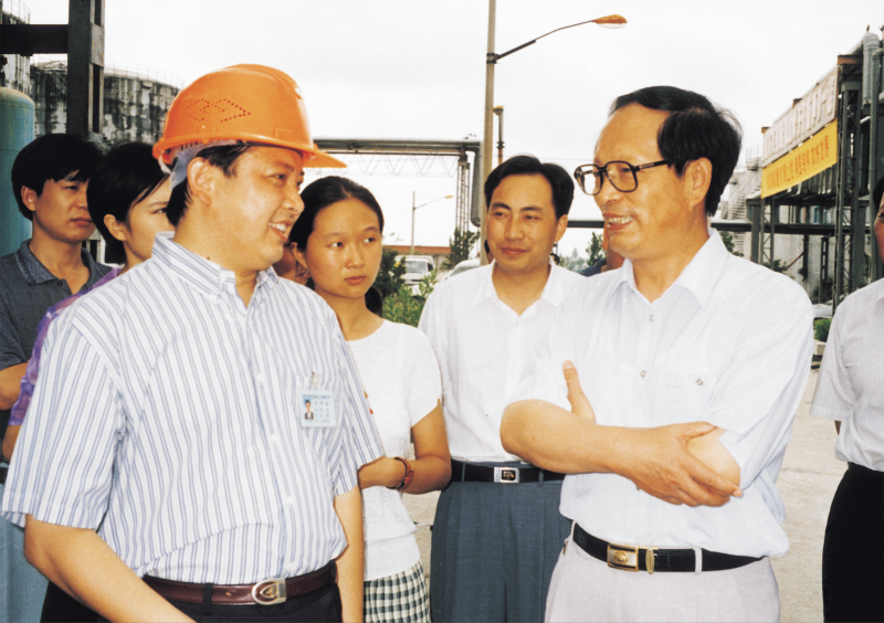 1998年8月1日，湖北省委書(shū)記賈志杰在舒心先生的陪同下，對(duì)我公司進(jìn)行了視察